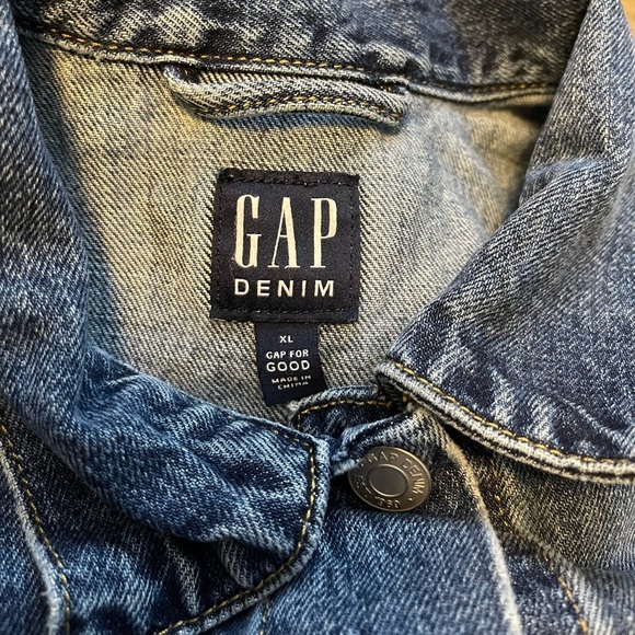Gap denim slightly distressed button up trucker jacket size Jr’s XL - Picture 7 of 12
